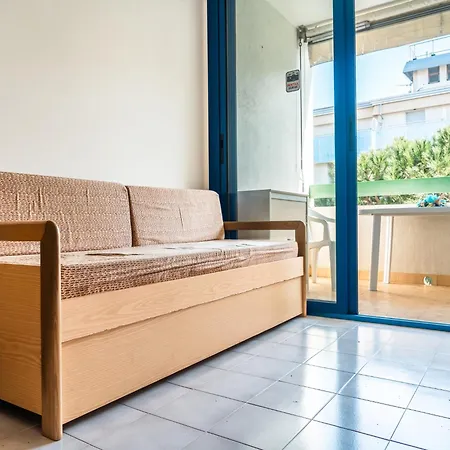 Cozy With Sunny Terrace In Apartamento