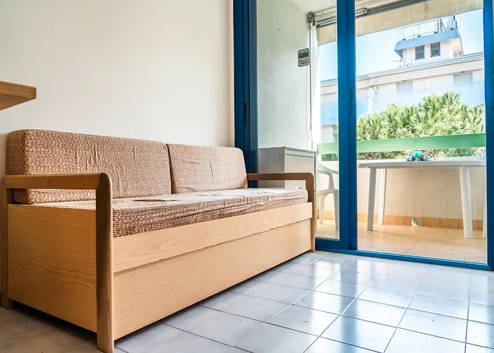 Cozy With Sunny Terrace In Appartement